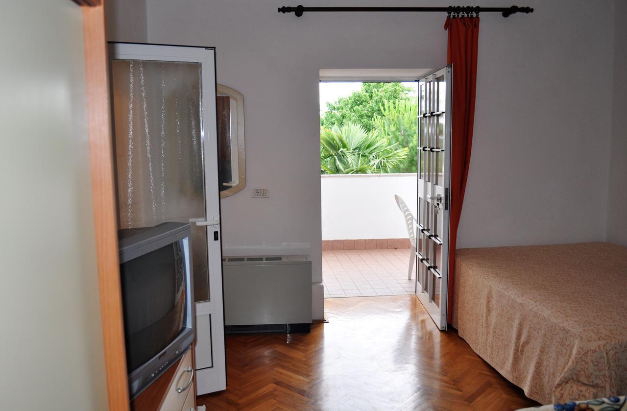 Tri Srca Apartments & Rooms Funtana Luaran gambar